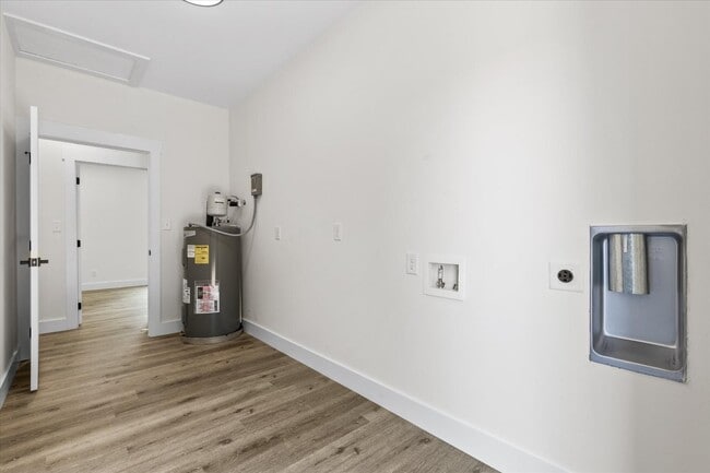 Building Photo - 3900 Lilac Ave