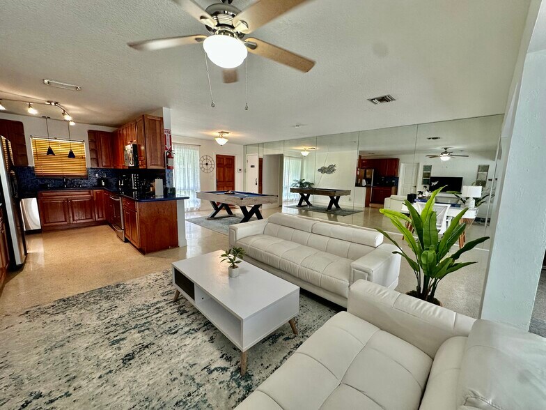 Primary Photo - 2901 NW 9th Ter