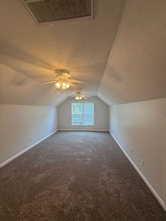 Building Photo - Great Location - Great Neighborhood - Grea...