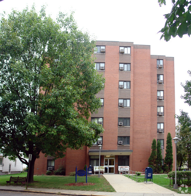 Building Photo - Brackenridge Hall Apartments