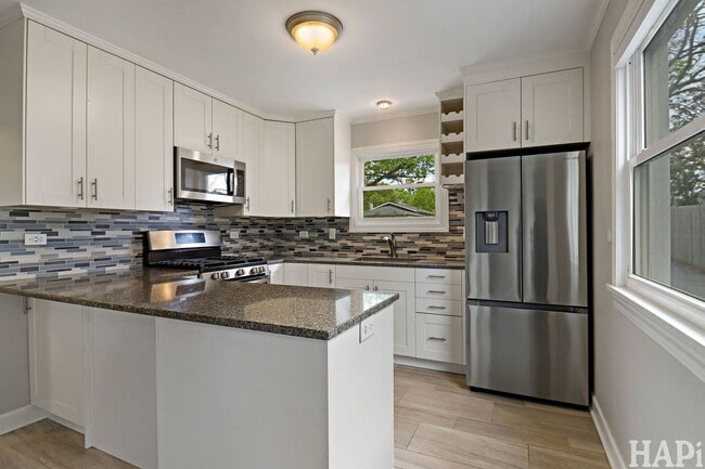 Building Photo - 115 N Hager Ave