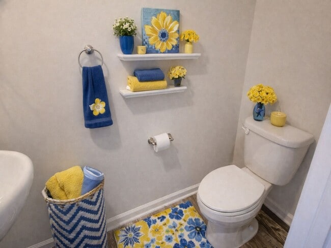 Building Photo - 3BR Townhome • Full Kitchen • Garage + Driveway