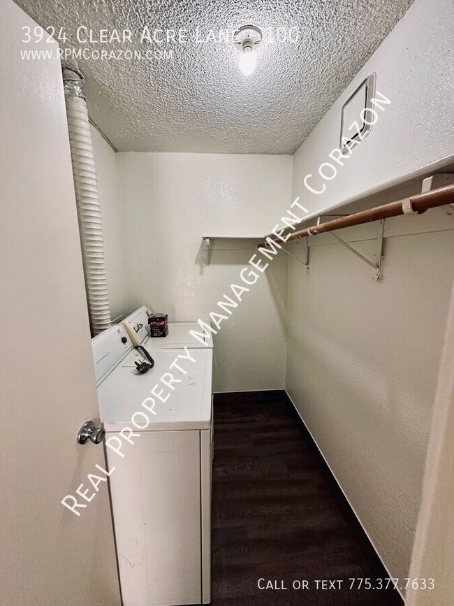 Building Photo - Upstairs one bedroom, one bathroom unit lo...