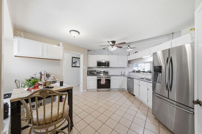 Building Photo - 411 Forest Hills Dr