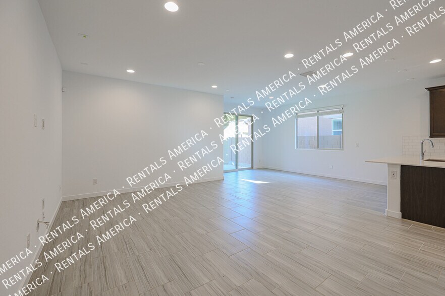 Building Photo - 9002 W Rancho Dr