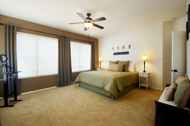 Building Photo - 4 Bedroom Furnished Gilbert Home