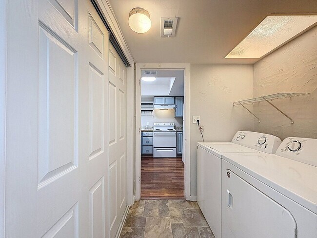 Building Photo - 8302 Bardmoor Blvd