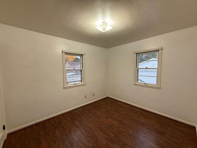 Building Photo - Two bedroom, One bathroom, Pet Friendly Ho...