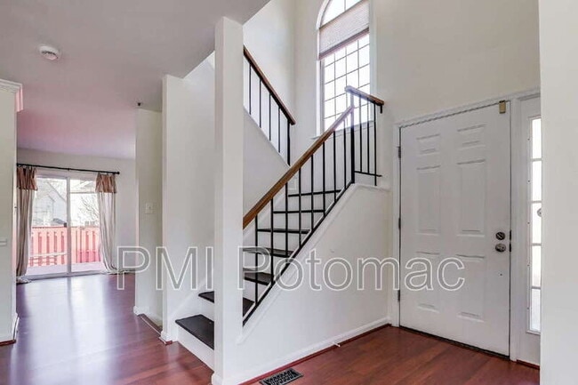 Building Photo - 8417 Meadow Green Way