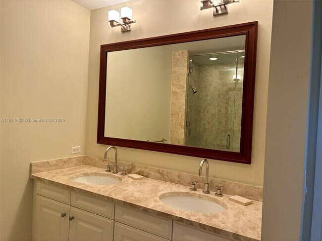 Building Photo - 1425 Brickell Ave