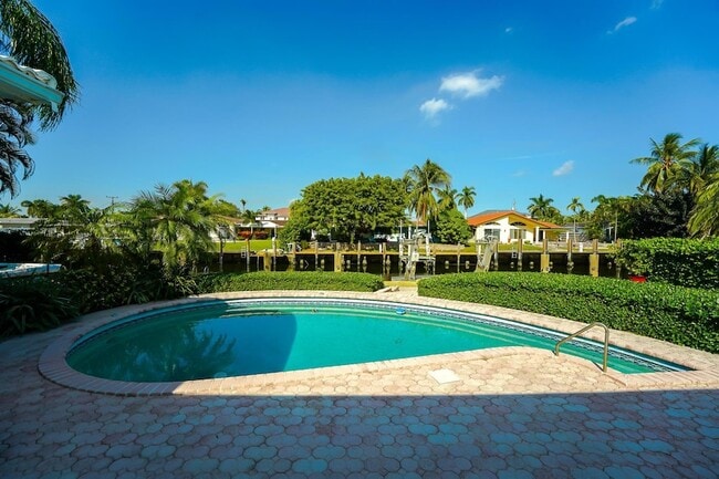 Building Photo - 2531 NE 47th St