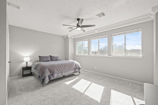 Building Photo - 4703 Oxbow Cir W