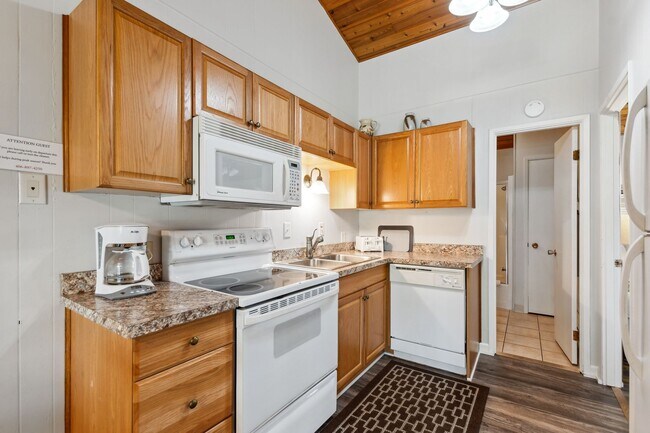 Building Photo - 1 bedroom, 1 bath condo on Whitefish Lake