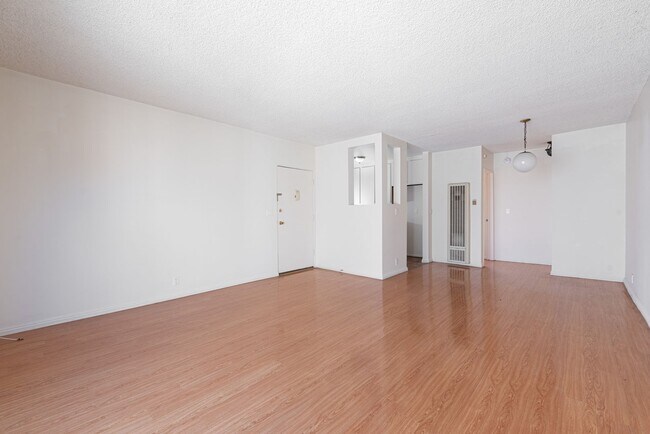 Building Photo - 911 W College St