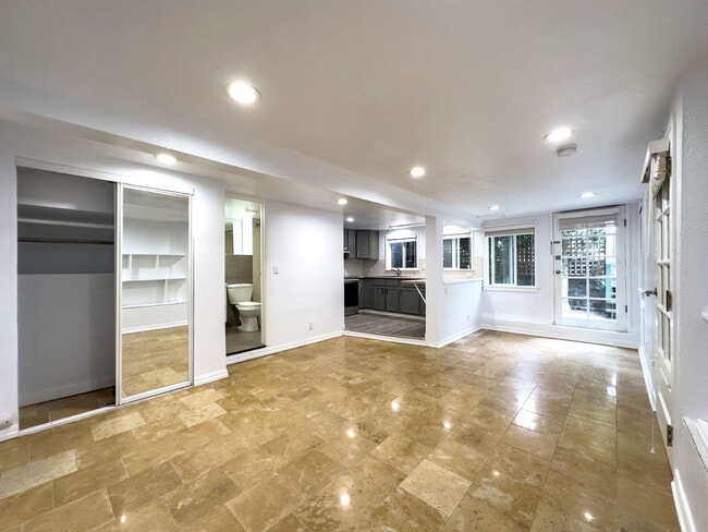 Building Photo - 344a Utah St