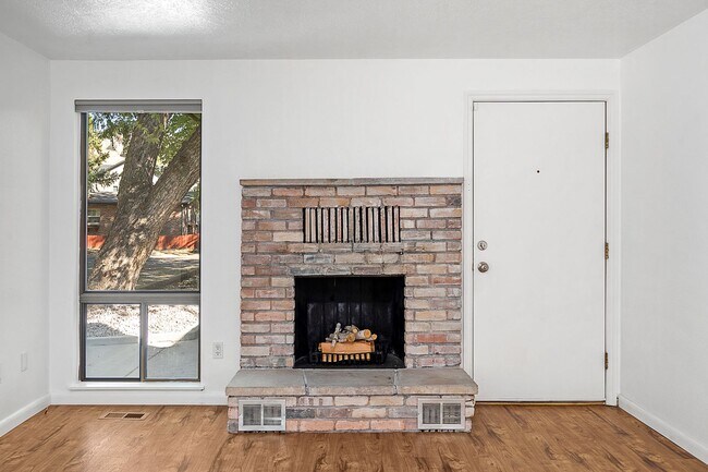 Building Photo - Super Cute North End Place with Garage and Backyard!