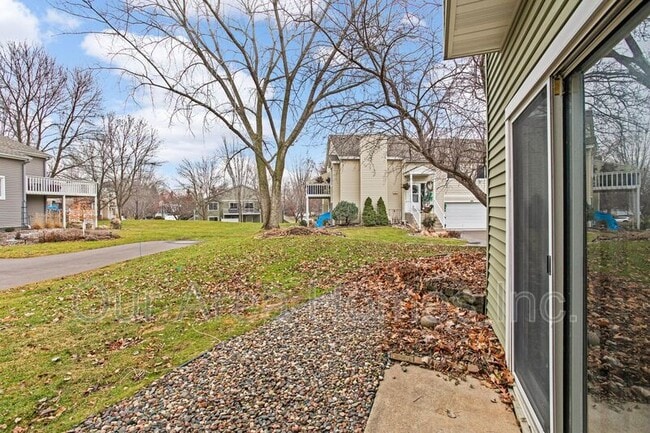 Building Photo - 5635 Sanibel Dr