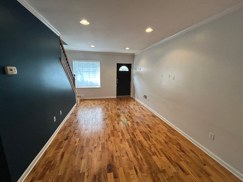 Building Photo - 2027 E Sergeant St