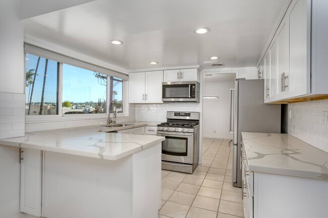 Light and bright Kitchen - 5325 Lindley Ave