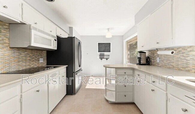 Building Photo - 1110 E 28th Ave