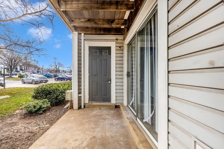 Building Photo - 10001 Vanderbilt Cir