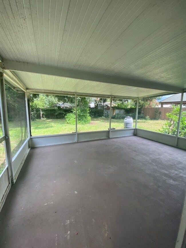 Building Photo - Brandon home available soon!