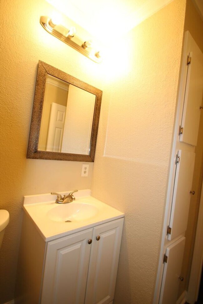 Building Photo - ~ Gorgeous 3 Bedroom 2 Bathroom Home ** La...