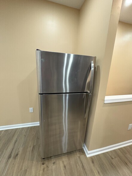 all stainless steel appliances - 2214 N Delhi St