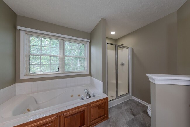 Building Photo - 103 Bluffs Cir