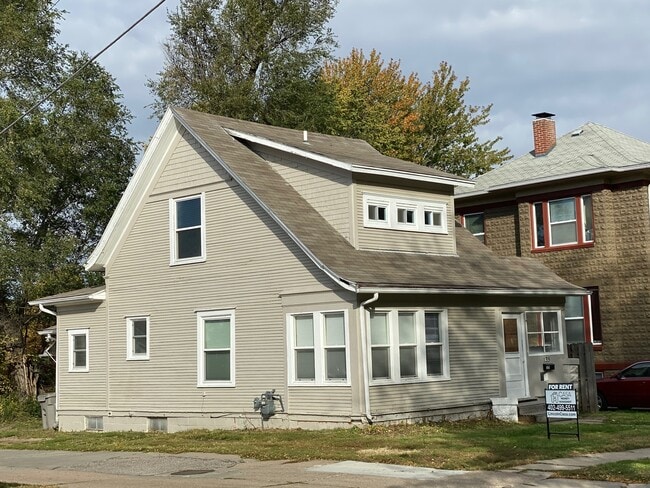 Building Photo - Large Kitchen, Hardwood Floors, Laundry included