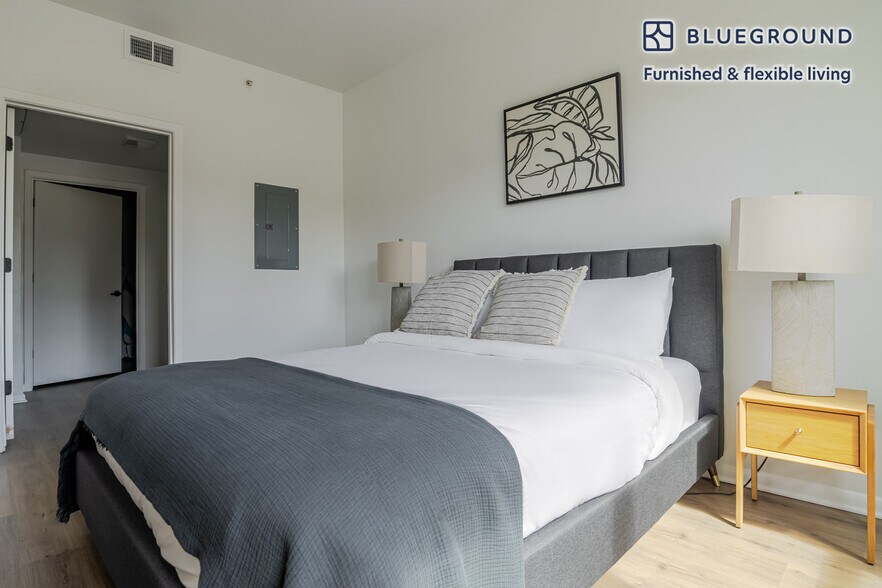 Building Photo - 3001 Esperanza Crossing