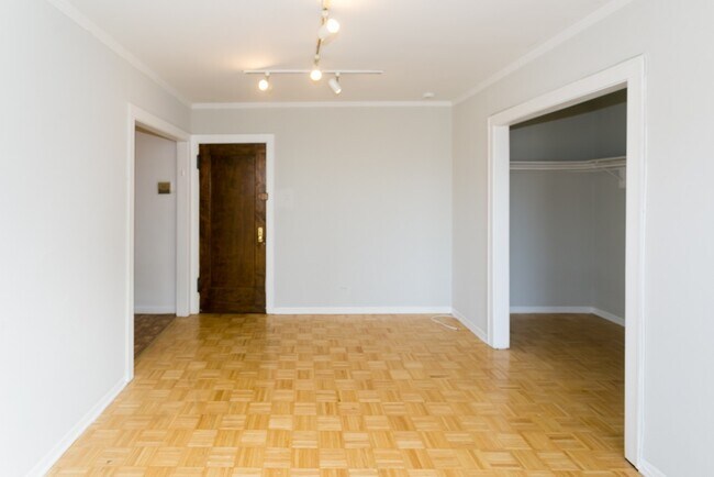 Building Photo - 736 W Belmont Ave