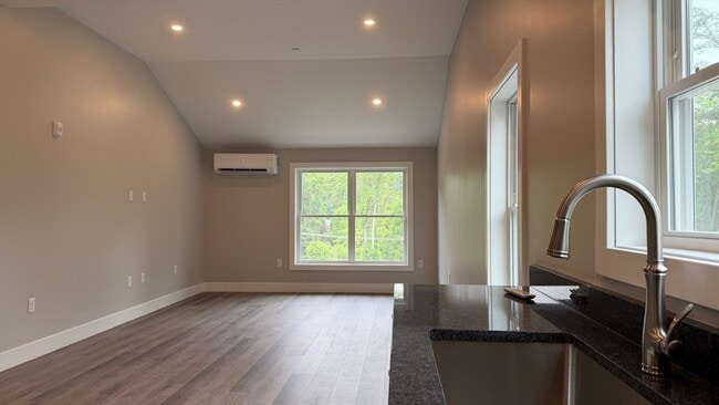 Building Photo - 251 Sladen St