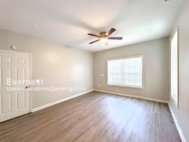 Building Photo - Spacious 3-Bedroom Home with Modern Amenities / Pet-Friendly / Available Now!