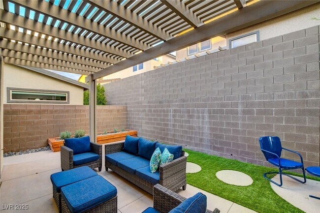 Building Photo - 3209 Vittoria Ave