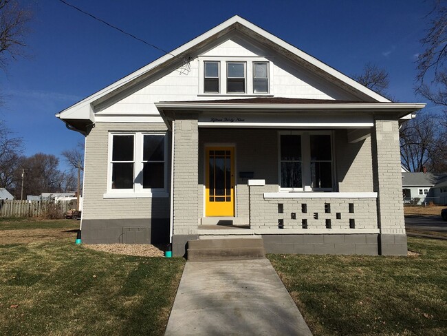 Building Photo - Luxuriously renovated two bedroom home for...