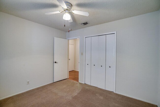 Building Photo - 4601 Gray Fox Dr
