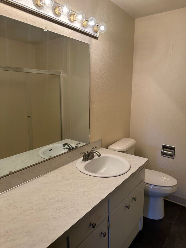 Building Photo - Large 3 bedroom 2.5 bath duplex with a gar...