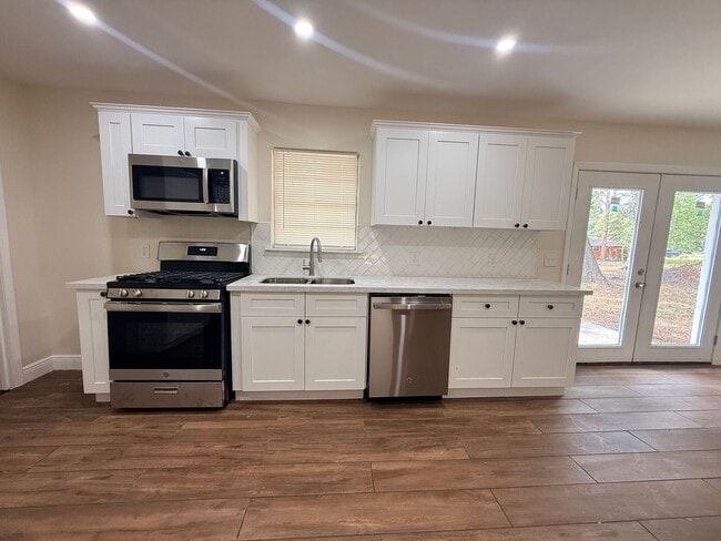 Building Photo - Newly Renovated Property - Family Home