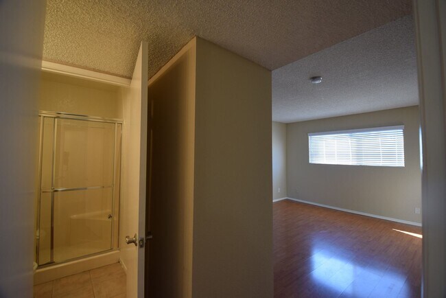 Building Photo - 12142 Oxnard St