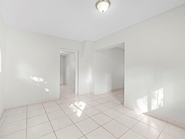 Building Photo - 21200 NE 12th Ct