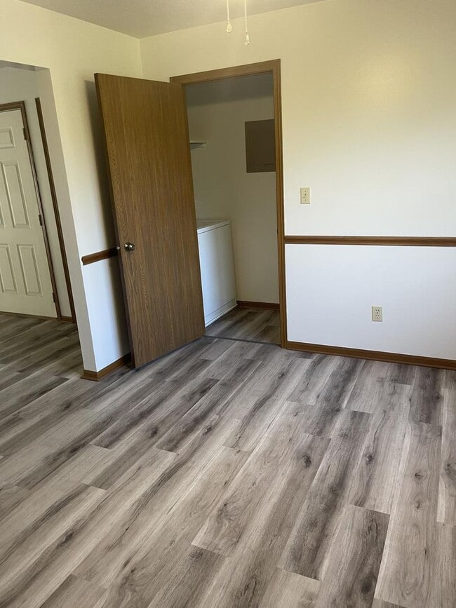 Building Photo - 7386 Eisenhower Dr