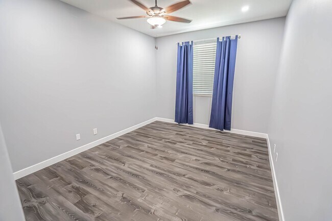 Building Photo - Single Story Pool Home for Rent in Palmdale.
