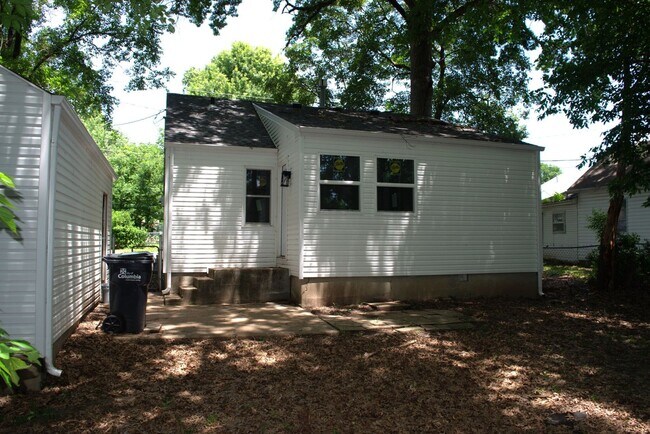 Building Photo - Great 2 Bed 1 Bath House!