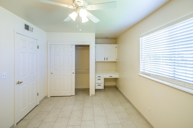 Building Photo - 1542 E Alluvial Ave
