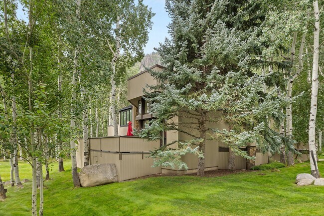 Building Photo - 1443 Crystal Lake Rd