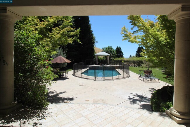 Building Photo - 348 Pheasant Run Dr