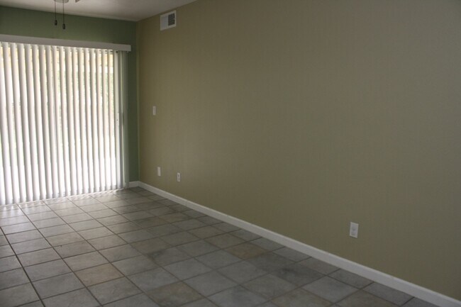 Building Photo - Fabulous 3 bedroom 2 bathroom Big Back Yard