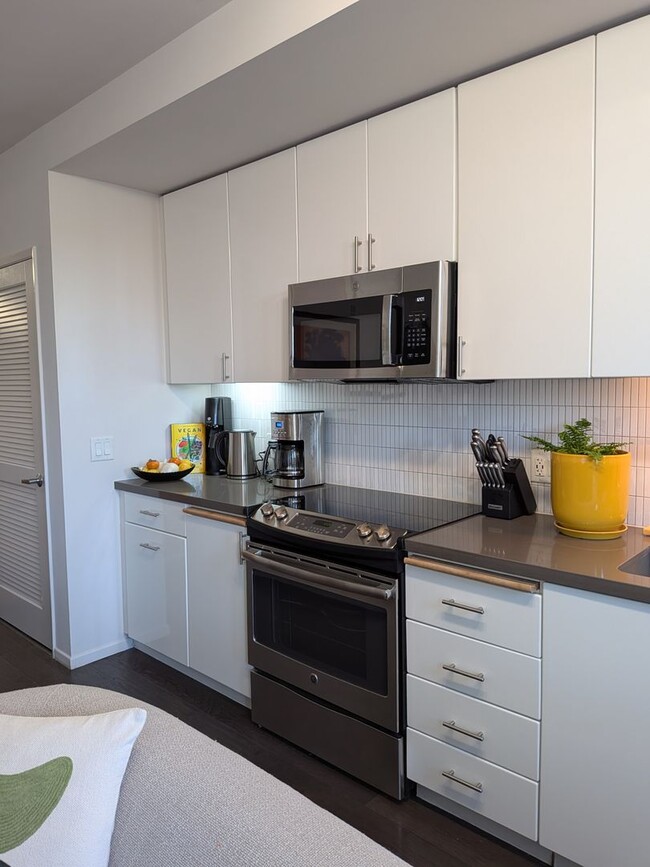 Building Photo - Studio Apartment Home on Top Floor with views of City Hall!