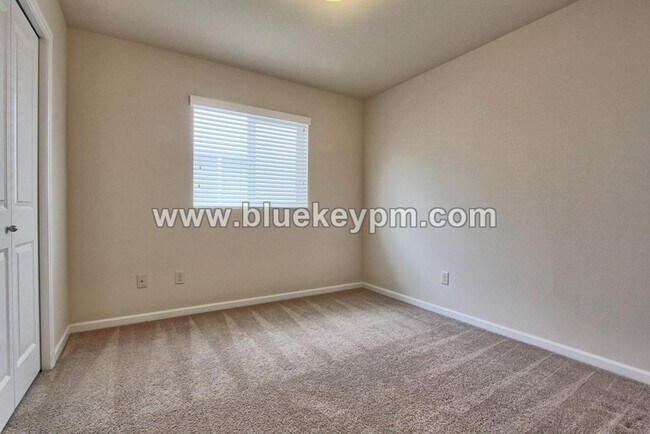 Building Photo - 3 Bed, 2.5 Bath Townhome with Upstairs Office or Tech Room